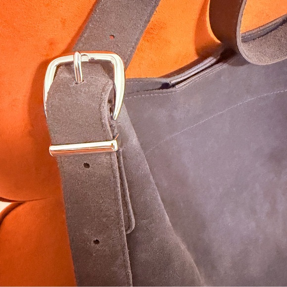 Madewell The Essential Bucket Tote in Suede - Picture 5 of 15